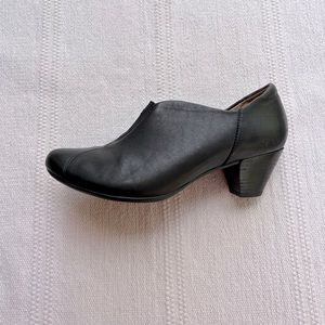 Taos Footwear Black Leather Heeled Shoes